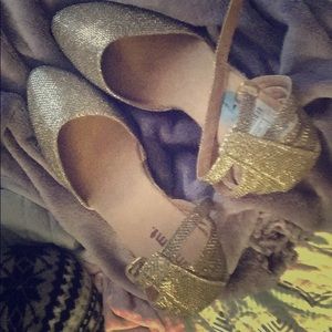 💛 Brand new heels.